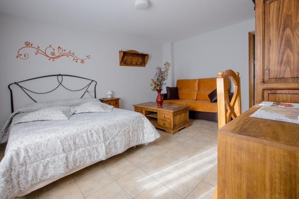 Hostal Antiguo Hospital Линарес-де-Мора Экстерьер фото